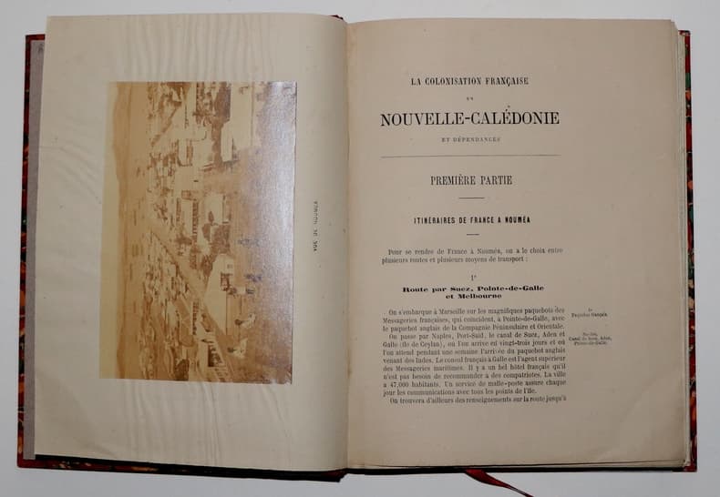 ?La Polychrographie en six parties. La première traite de de l'astronomie.() La II. Comprend un traité de géographie () .La III. S'étend sur l'hydrographie. () La IV a pour objet l'histoire ecclésiast
