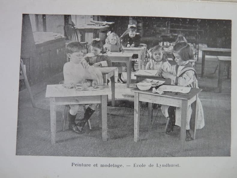 L'éducation Montessori.
Les principes qu'applique Mme Montessori dans les "Case Dei Bambini", causeries et notes d'une mère.